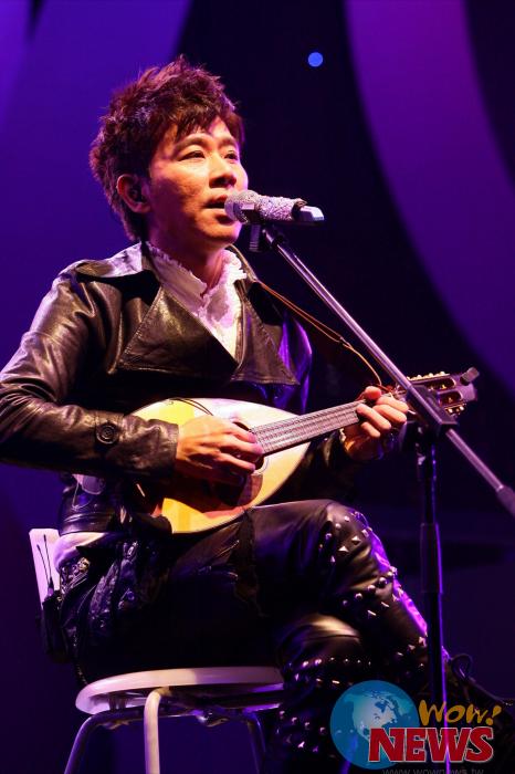 伍思凯新加坡演唱会 颠覆斯文形象大秀舞艺 | W