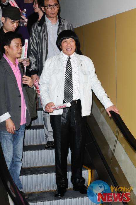 Wow!NEWS新闻网 | 猪哥亮现身谢金燕演唱会