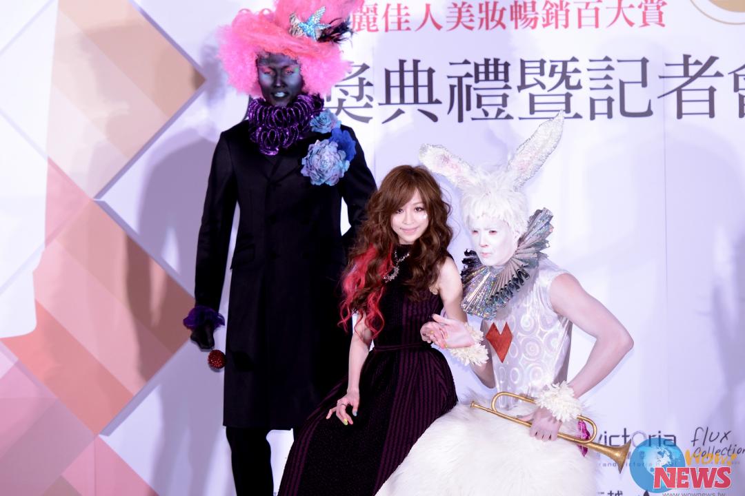 甜心教主」化身魔幻爱丽丝 <em>卢广仲短裤长袜</em>勇