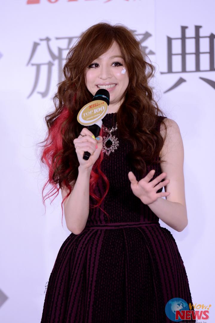 甜心教主」化身魔幻爱丽丝 <em>卢广仲短裤长袜</em>勇