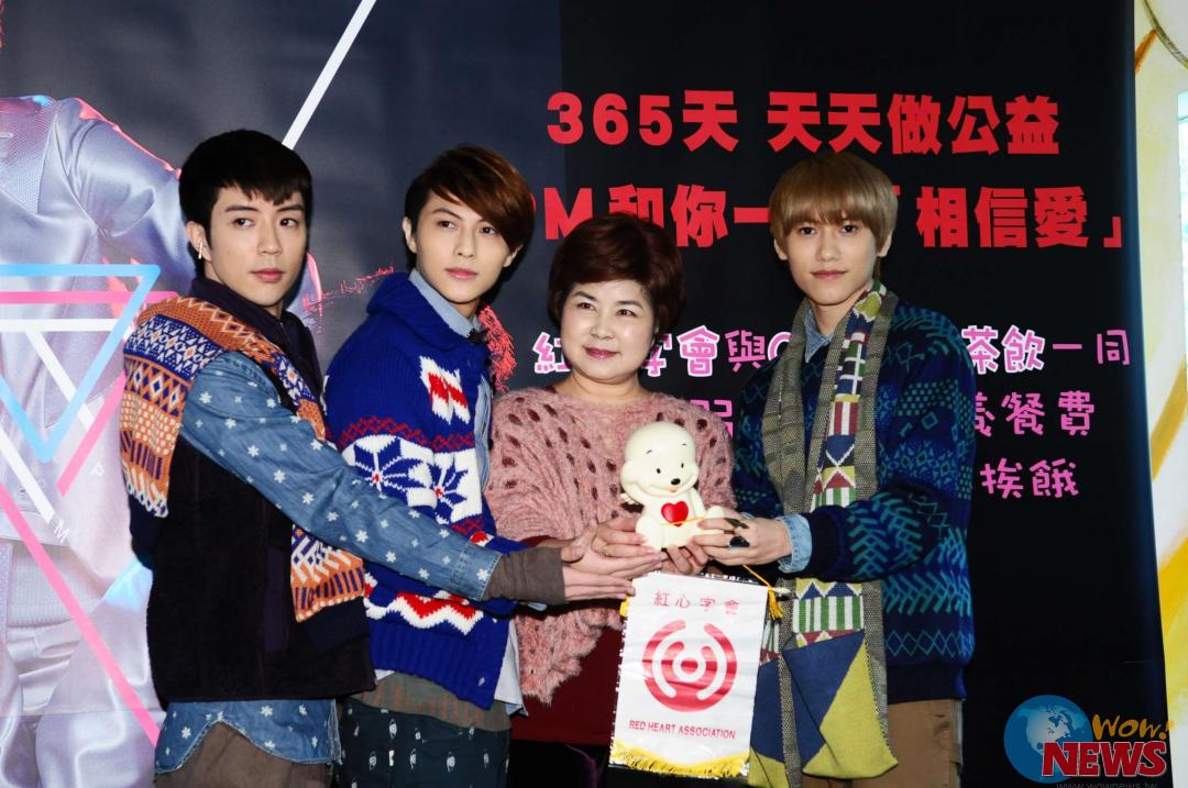 小杰、王子、毛弟陪小朋友制作姜饼屋做公益 