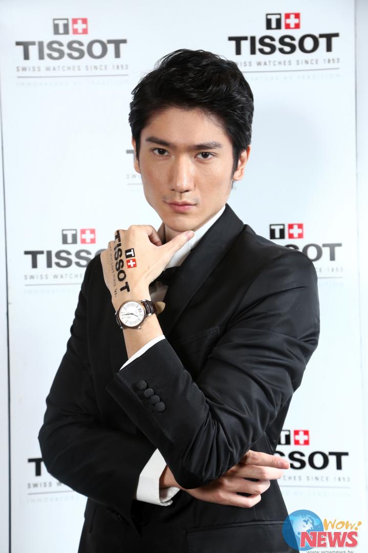 男模高宇桥配戴tissot classic 18k玫瑰金男装自动腕表
