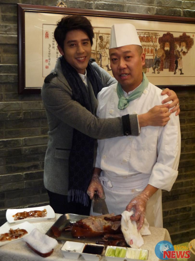 Wow!NEWS新闻网 | 北京烤鸭太好吃 胡宇威调