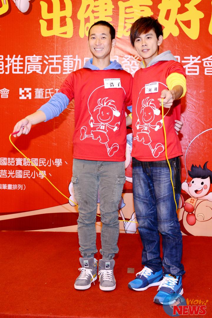 浩角翔起魅力无法挡 大跳亲子双人跳绳展现好