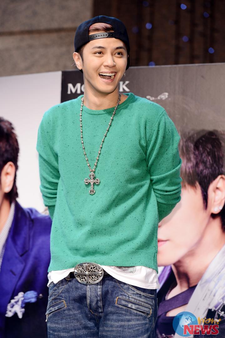 「空中飞人」见面会 罗志祥手做寿司喂歌迷 | W