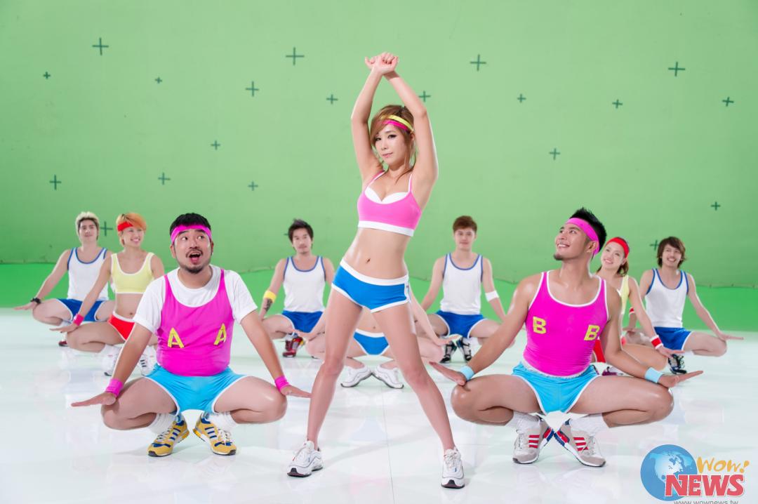 郑多燕前凸后翘火辣身材 让伯恩、阿达眼睛无法「自由发挥」 | Wow!NEWS新闻网