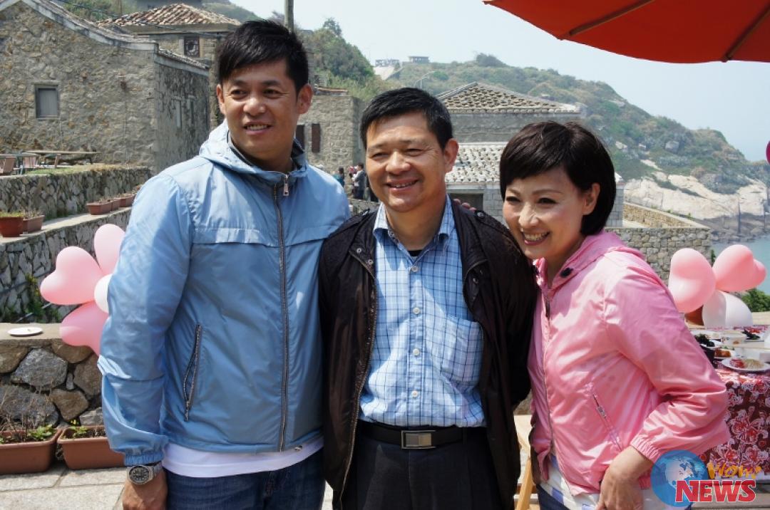 宝妈、汪建民携手度假享夕阳 马祖行大晒恩爱