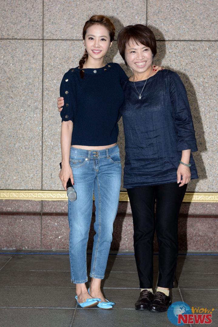 蔡依林陪妈妈一同浴佛 表达孝心与敬意 | Wow