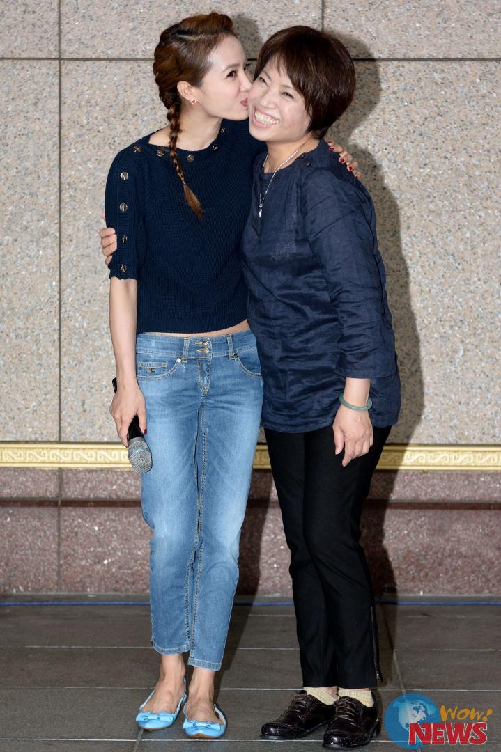 蔡依林陪妈妈一同浴佛 表达孝心与敬意 | Wow