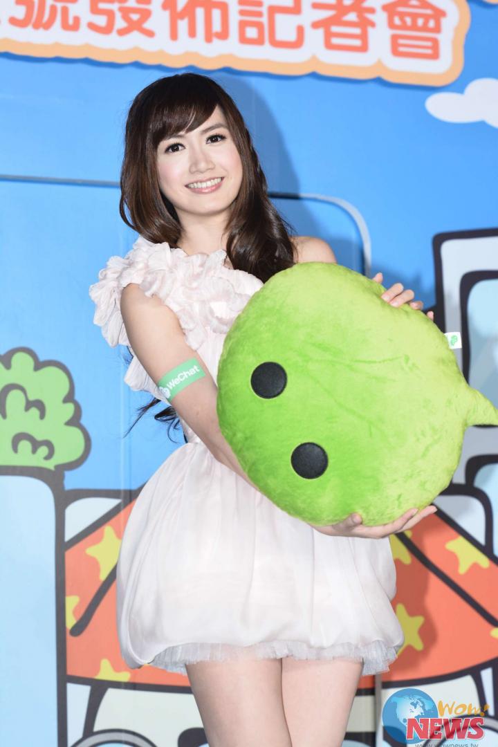 翁滋蔓恋上手机shopping 化身「小桃」甜美现