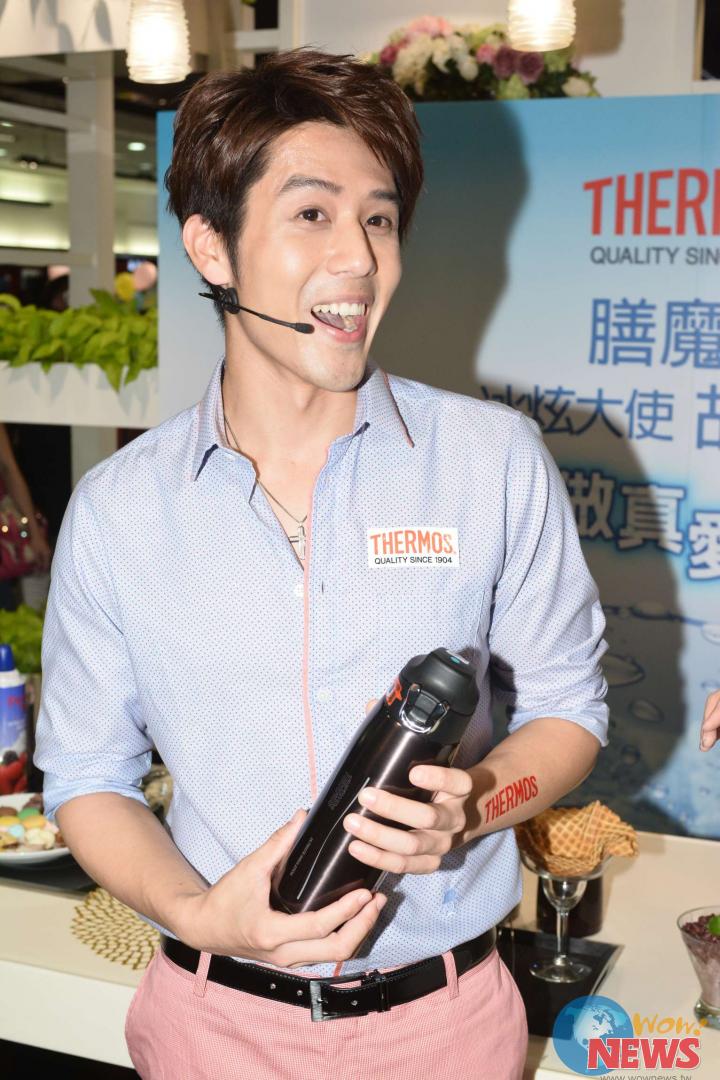胡宇威手做初体验「真爱黑白配冰品」 亲餵粉丝搏欢心