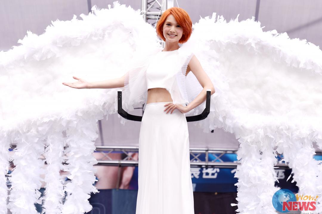 杨丞琳展开翅膀飞上10米高空 预购赠品充满情趣味 | Wow!NEWS新闻网