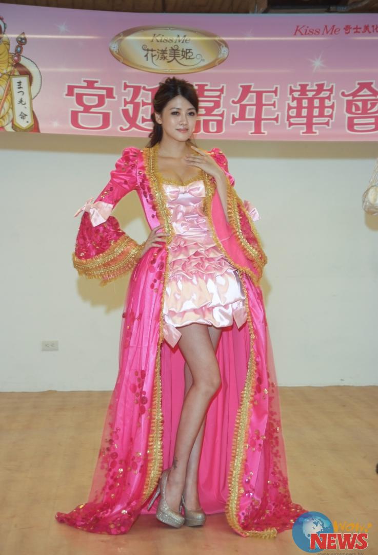 <em>电眼</em>赖琳恩化身「KissMe花漾美姬」公主 现身