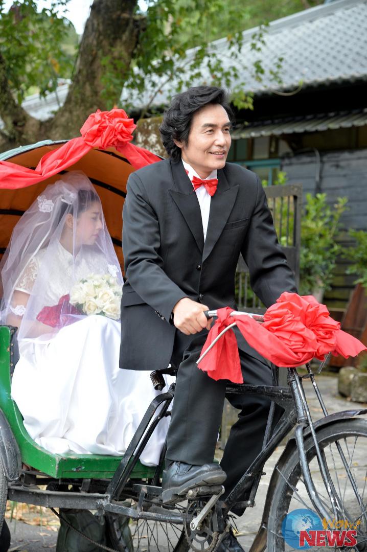 霍正奇骑三轮车迎娶韩瑜 调侃新娘太重骑不动 | Wow!NEWS新闻网