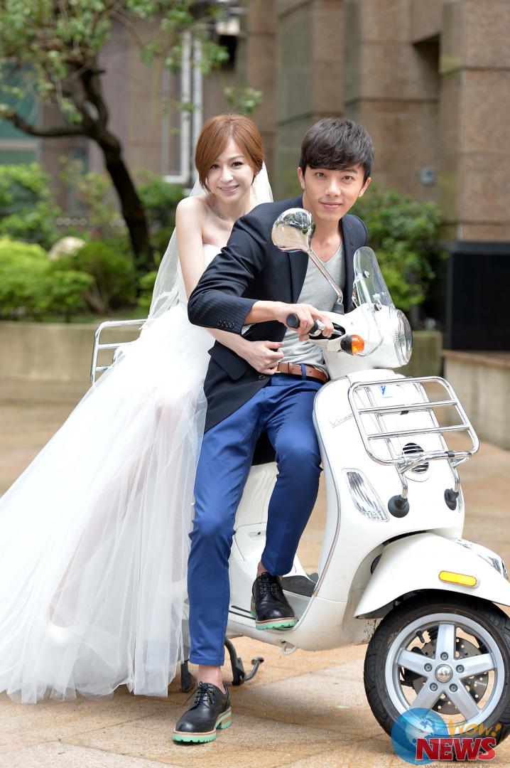 穿婚纱坐摩托车难倒王心凌 裙摆过长险被车轮