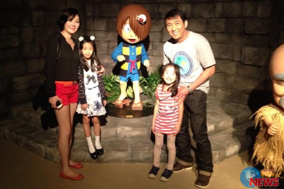 Vicky、屈中恒共享难得亲子时光 带著小朋友游