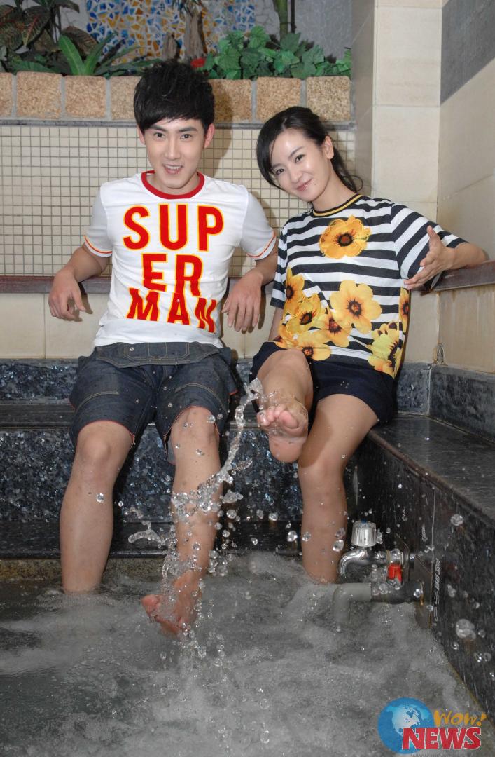 张睿,李晟温泉初体验 脚趾外露泡足汤大感羞涩