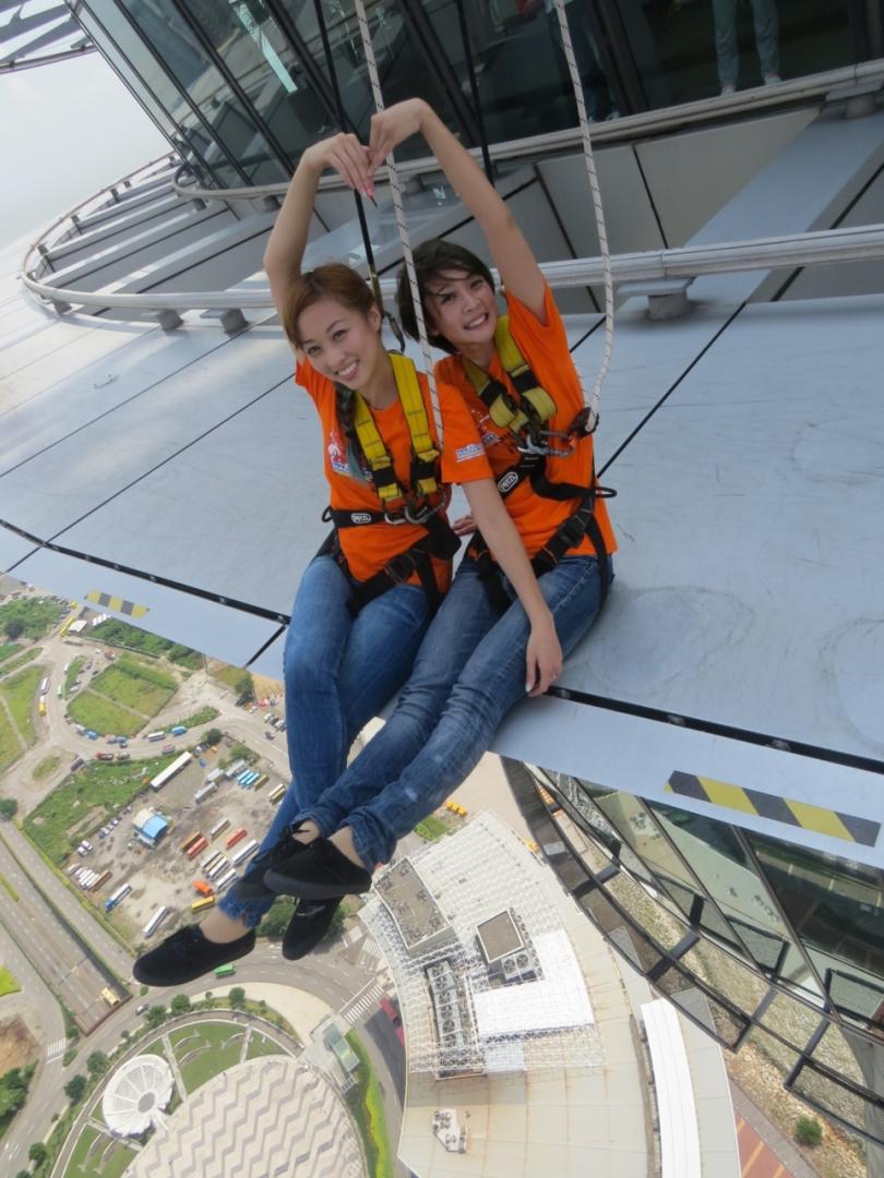 李亦捷、夏语心澳门大跳葡式舞蹈 澳门塔上展