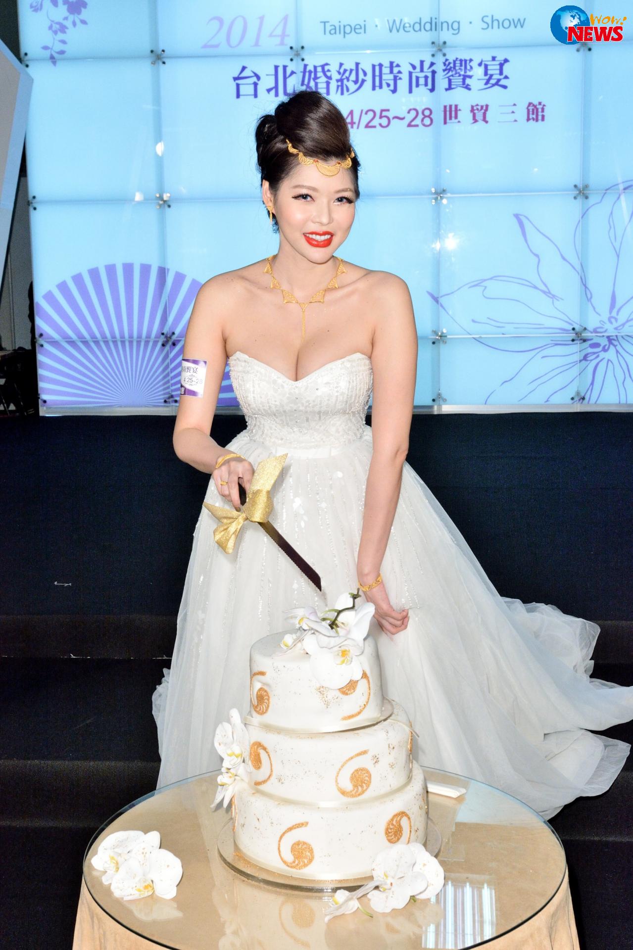 殷琦化身百万金妆新娘 金烁烁为婚纱博览会揭幕 | Wow!NEWS新闻网