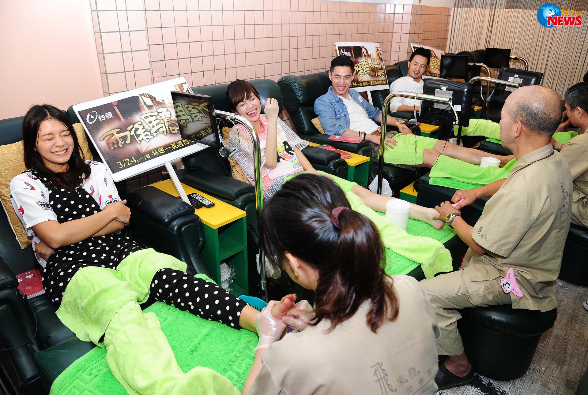 消防猛男教划龙舟 王凯自惭形秽不敢脱上衣 | W