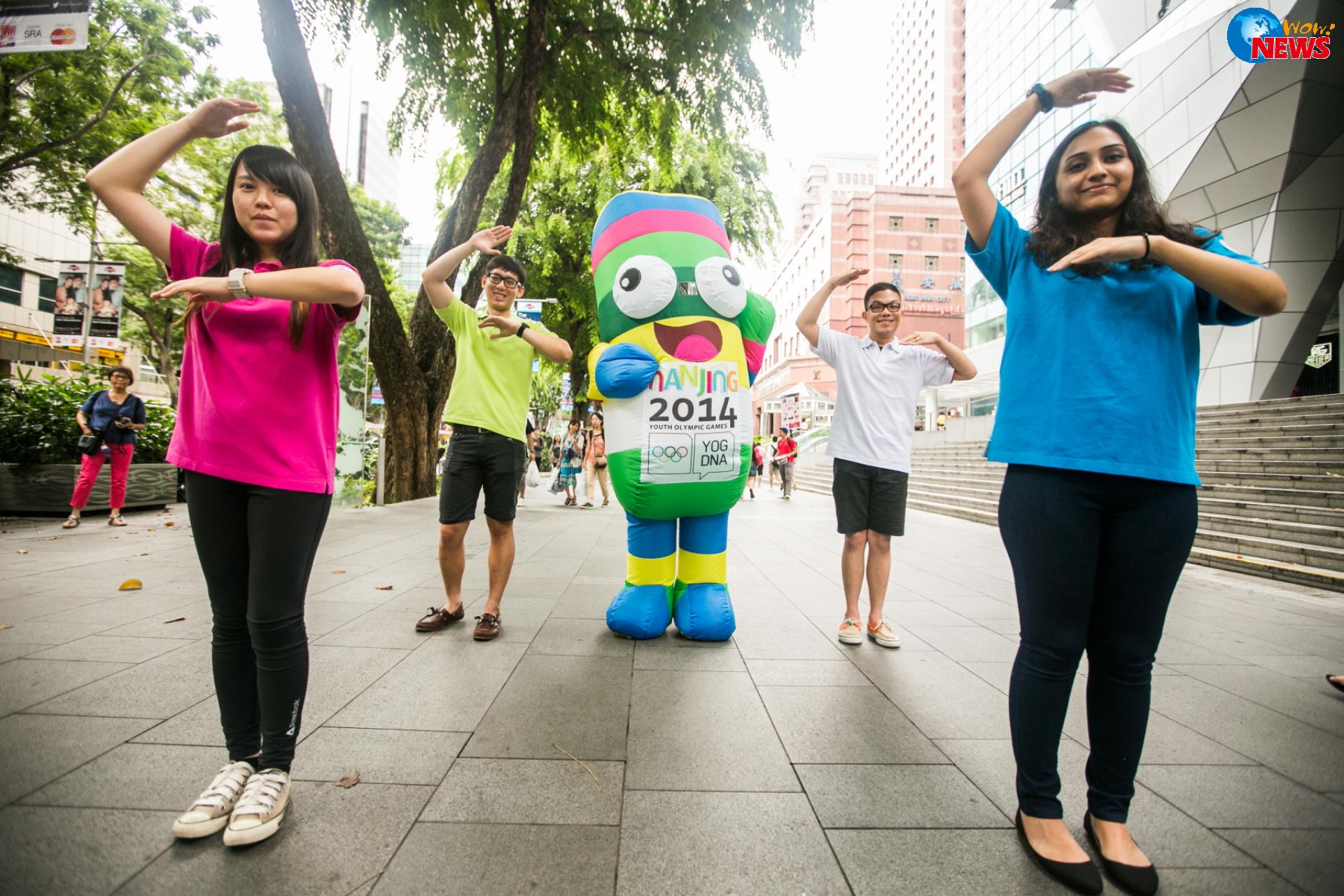 「微笑世界行」创意迎青奥推广活动在新加坡街