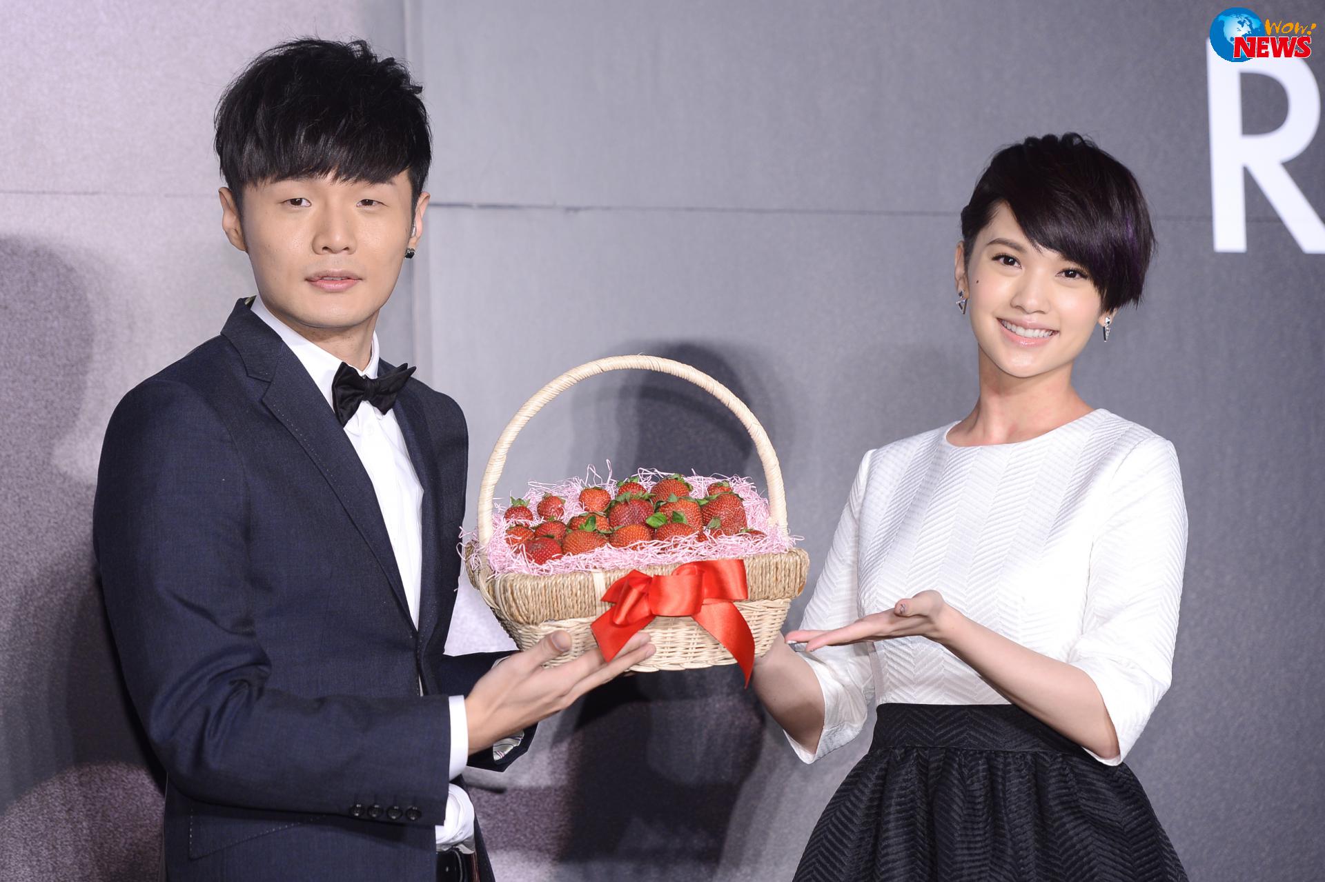 杨丞琳现身为李荣浩站台 今日签『邀歌契约』