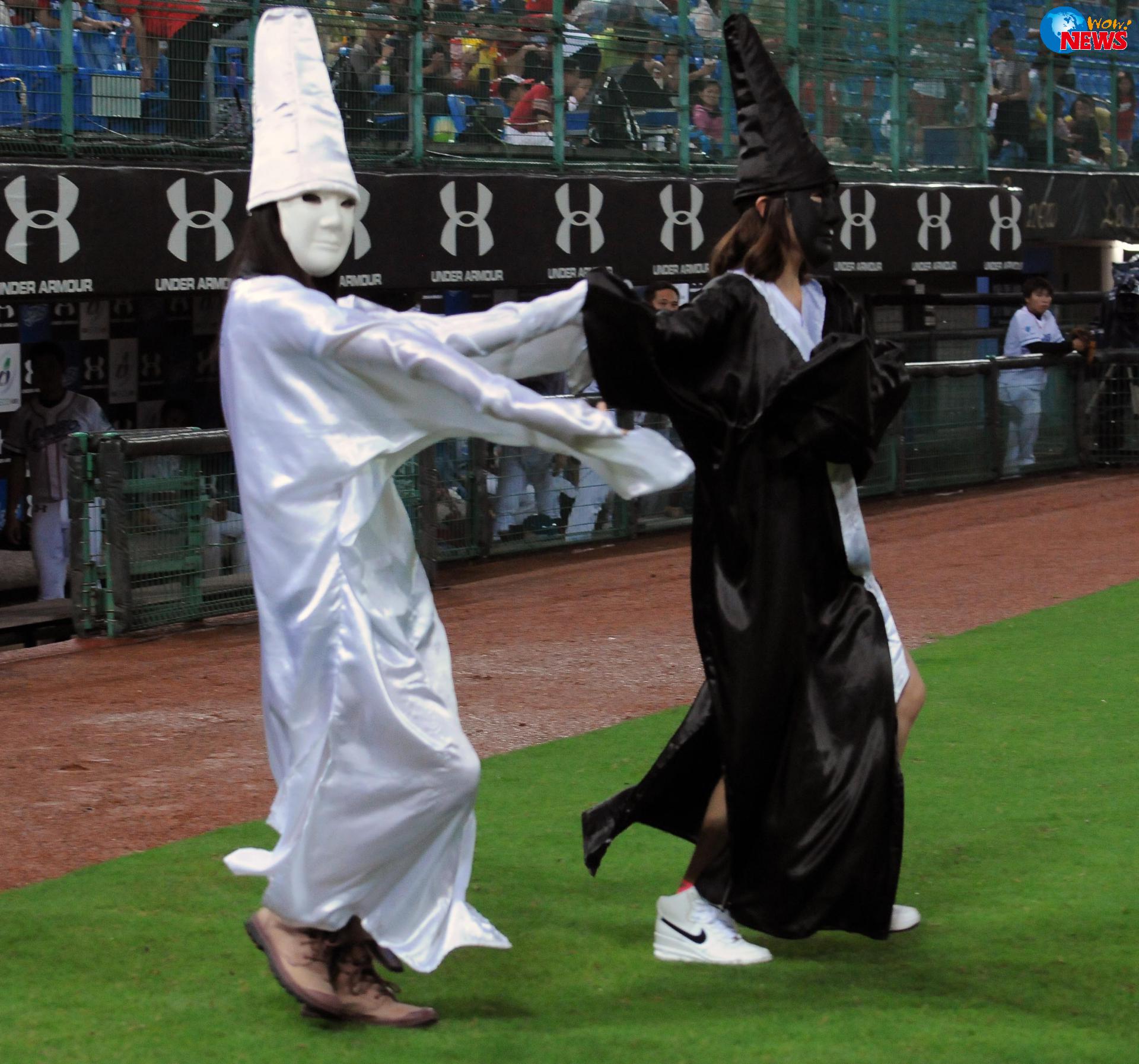 邵庭、谢忻双姝黑白无常造型开球 庆赞神力应援 | Wow!NEWS新闻网